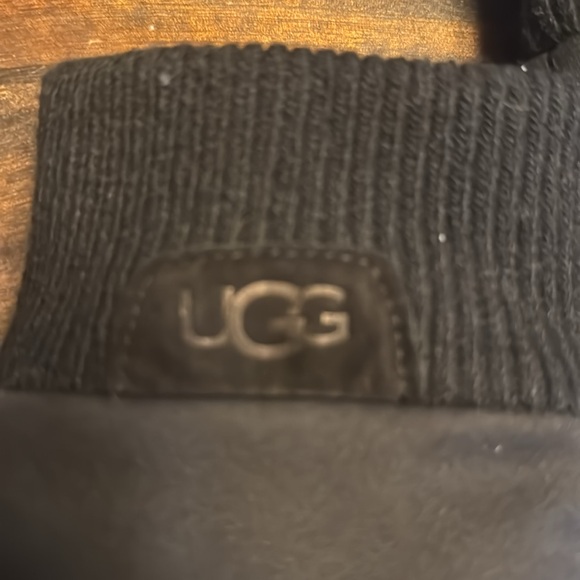 Ugg Men’s Quilted Nylon Gloves - Picture 3 of 4